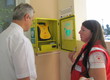 Župan občine Pivka in sekretarka RKS-OZ Postojna-Pivka med namestitvijo novega AED v omarico na pročelju občinske stavbe v Pivki.